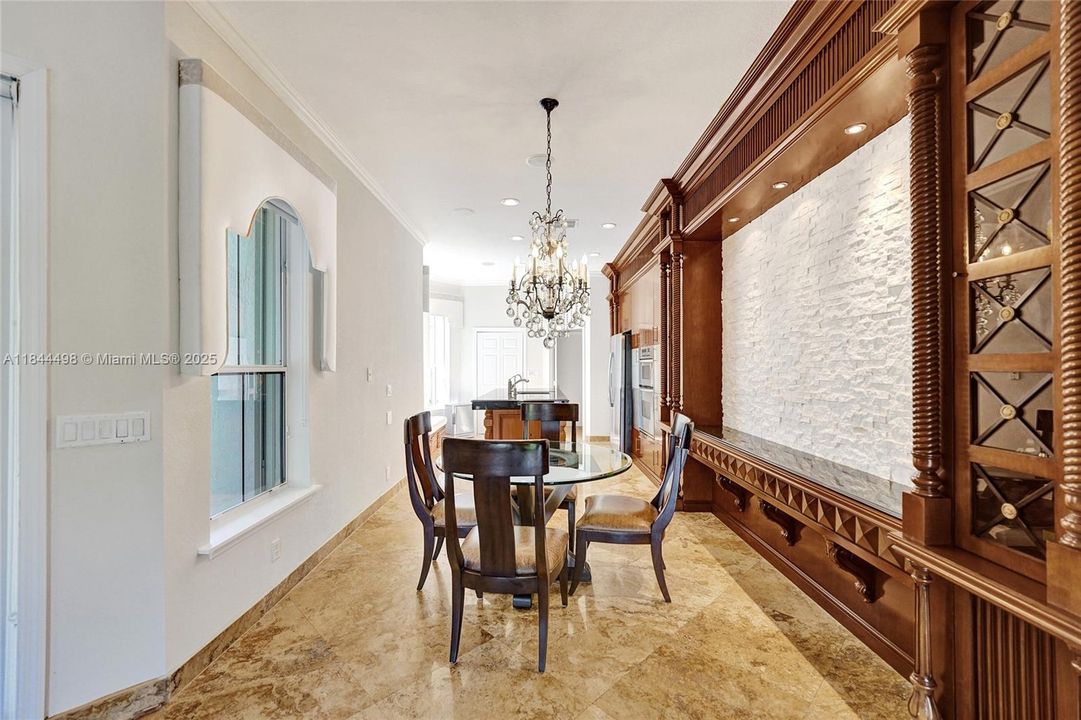 合同活跃: $1,299,000 (3 贝兹, 2 浴室, 2204 平方英尺)