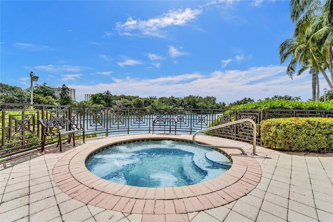 合同活跃: $1,299,000 (3 贝兹, 2 浴室, 2204 平方英尺)