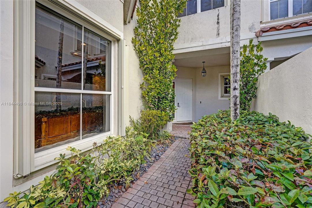 合同活跃: $1,299,000 (3 贝兹, 2 浴室, 2204 平方英尺)