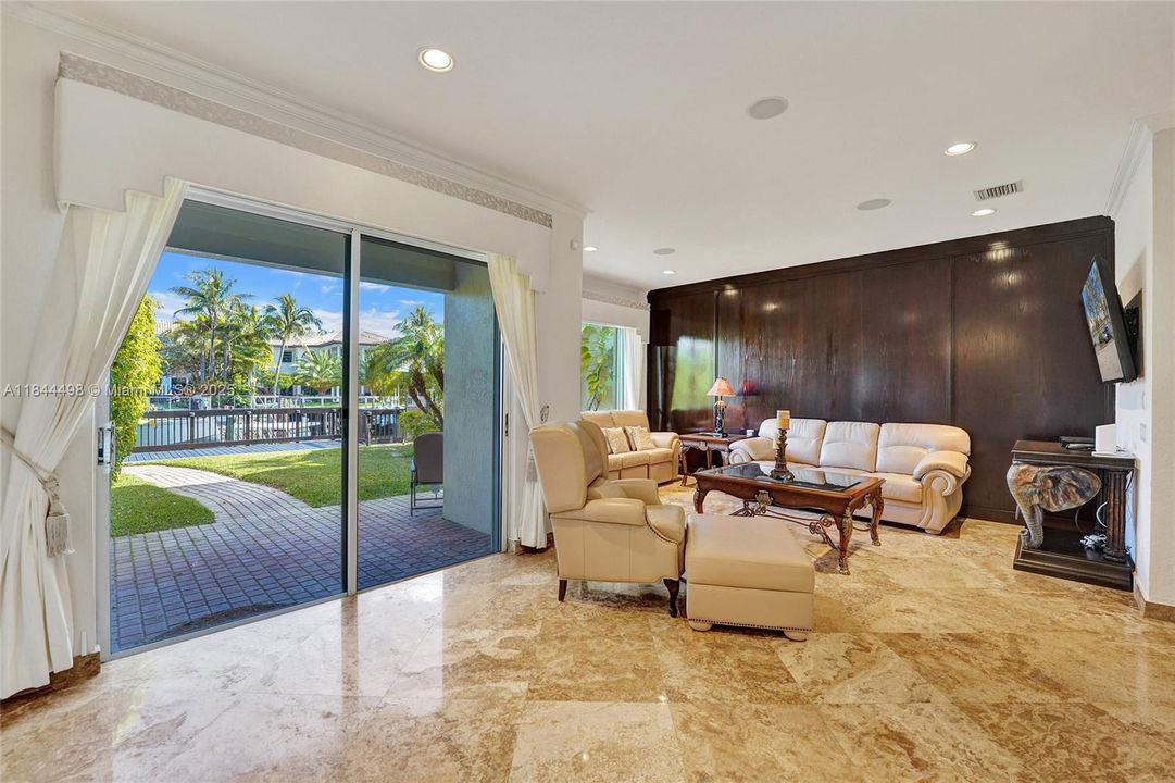 合同活跃: $1,299,000 (3 贝兹, 2 浴室, 2204 平方英尺)