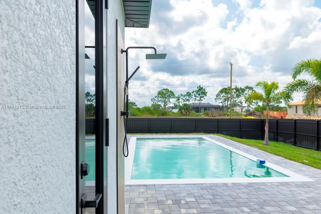 Recently Sold: $522,000 (3 beds, 3 baths, 1804 Square Feet)