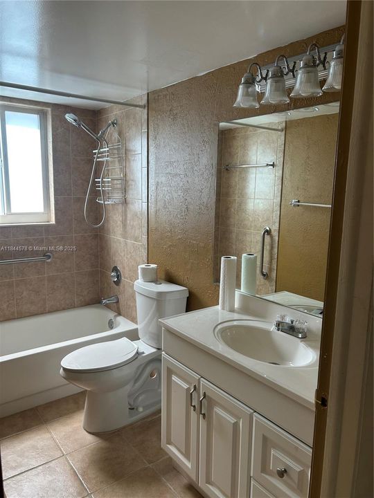 Под контрактом: $230,000 (3 спален, 2 ванн, 1085 Квадратных фут)