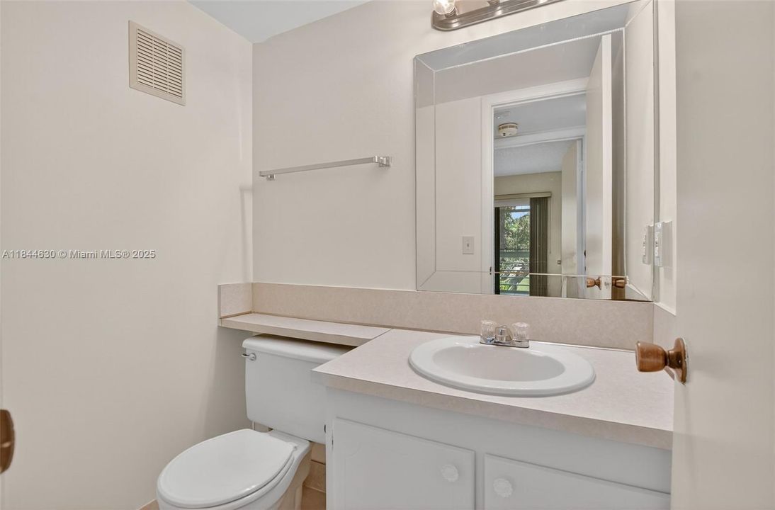 На продажу: $115,000 (2 спален, 1 ванн, 820 Квадратных фут)