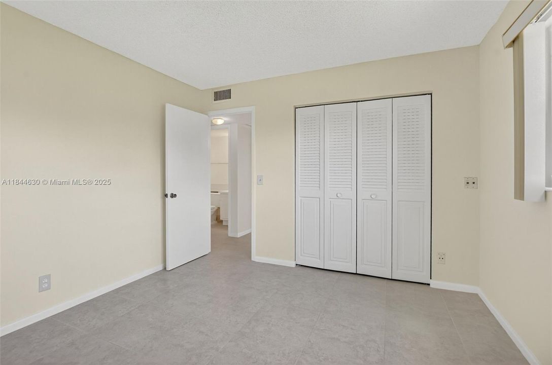 На продажу: $115,000 (2 спален, 1 ванн, 820 Квадратных фут)