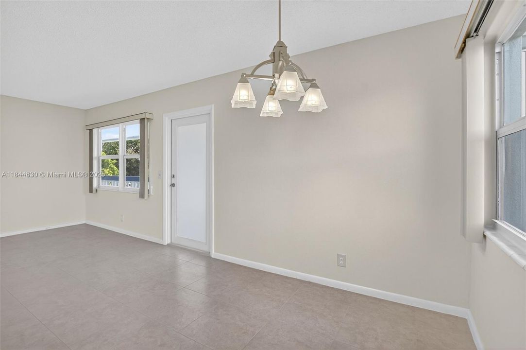 На продажу: $115,000 (2 спален, 1 ванн, 820 Квадратных фут)