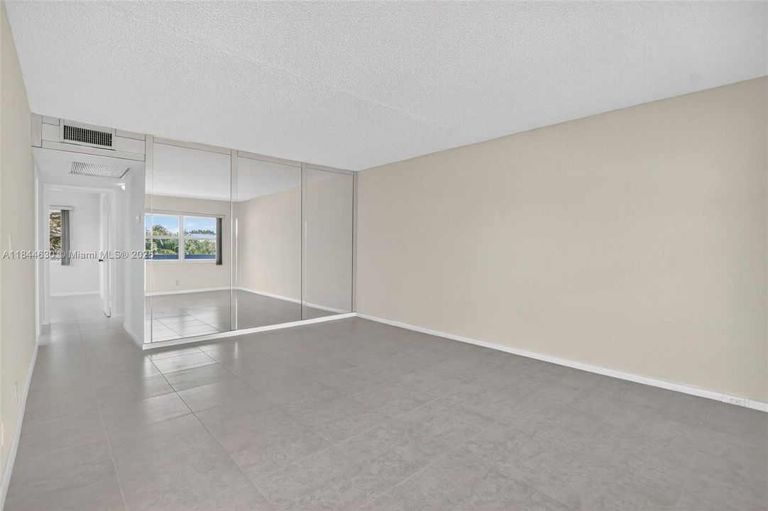 На продажу: $115,000 (2 спален, 1 ванн, 820 Квадратных фут)