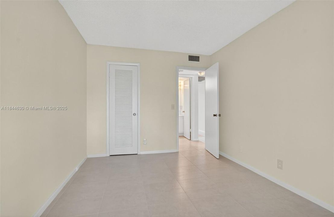 На продажу: $115,000 (2 спален, 1 ванн, 820 Квадратных фут)