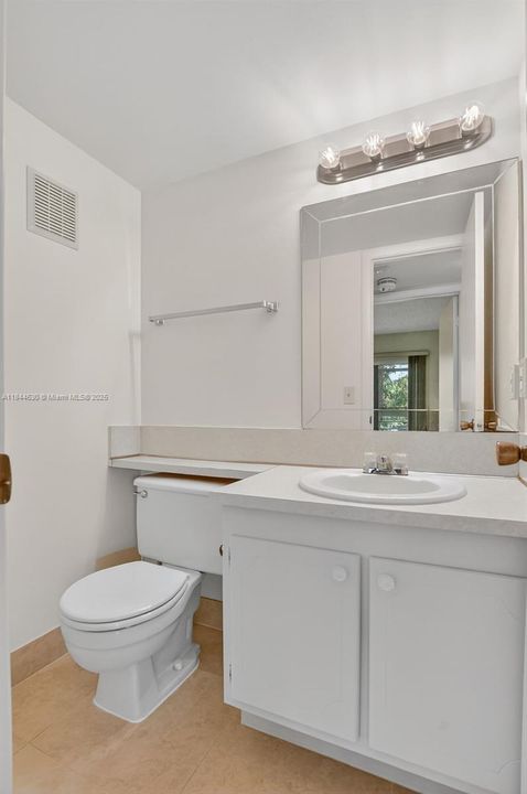 На продажу: $115,000 (2 спален, 1 ванн, 820 Квадратных фут)