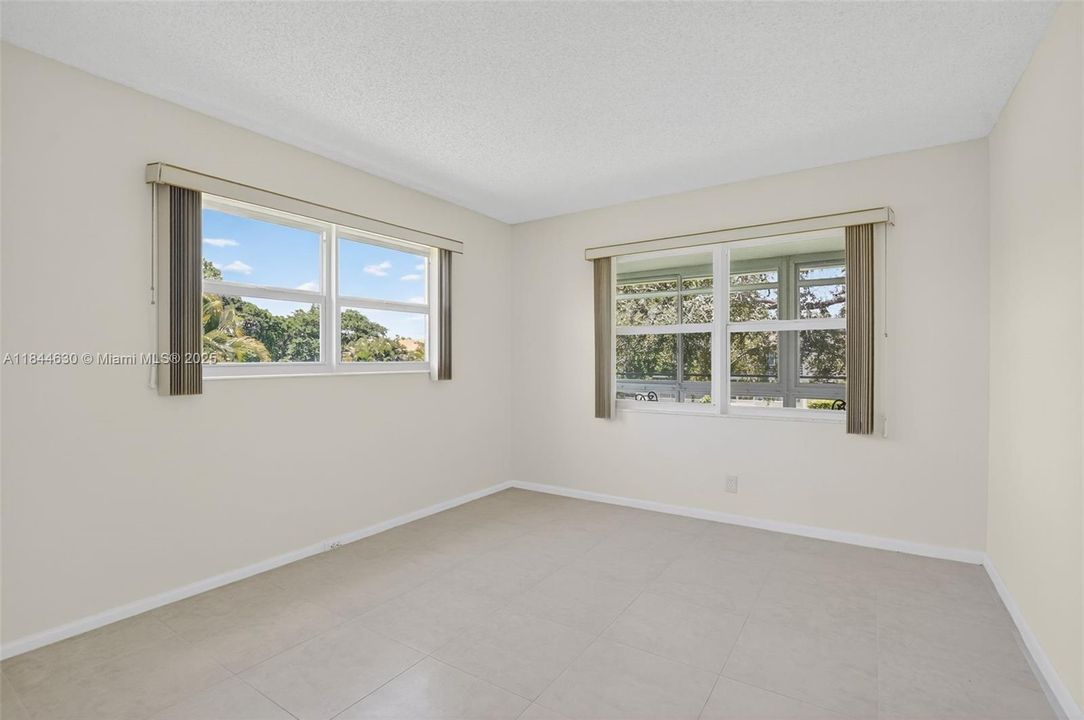 На продажу: $115,000 (2 спален, 1 ванн, 820 Квадратных фут)