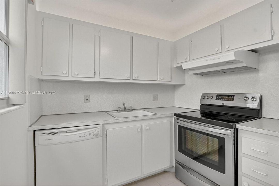 На продажу: $115,000 (2 спален, 1 ванн, 820 Квадратных фут)