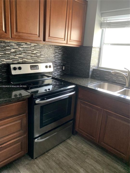 For Sale: $360,000 (1 beds, 1 baths, 621 Square Feet)