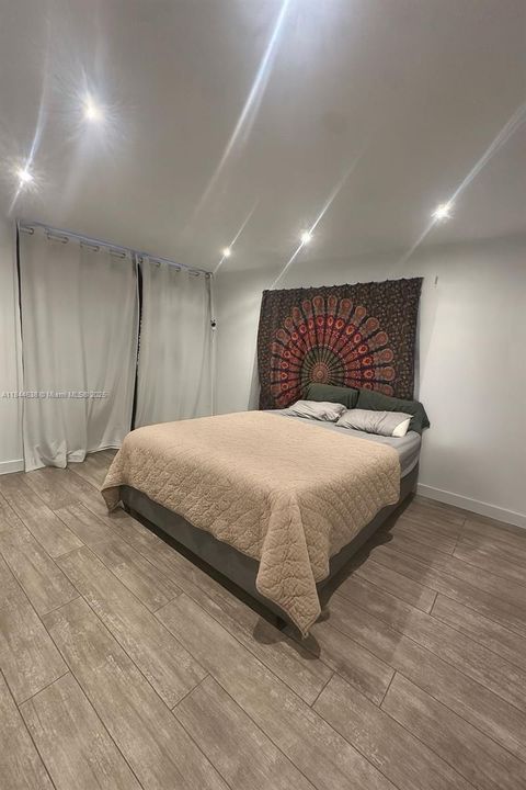 For Sale: $360,000 (1 beds, 1 baths, 621 Square Feet)