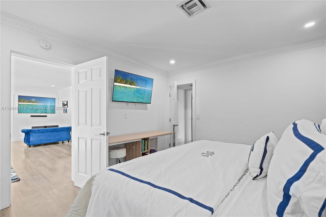 Recently Rented: $6,000 (4 beds, 2 baths, 1954 Square Feet)