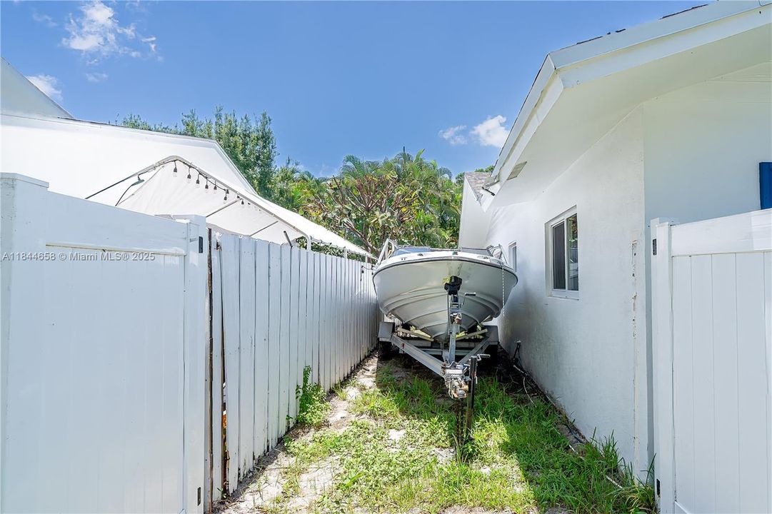 Recently Rented: $6,000 (4 beds, 2 baths, 1954 Square Feet)