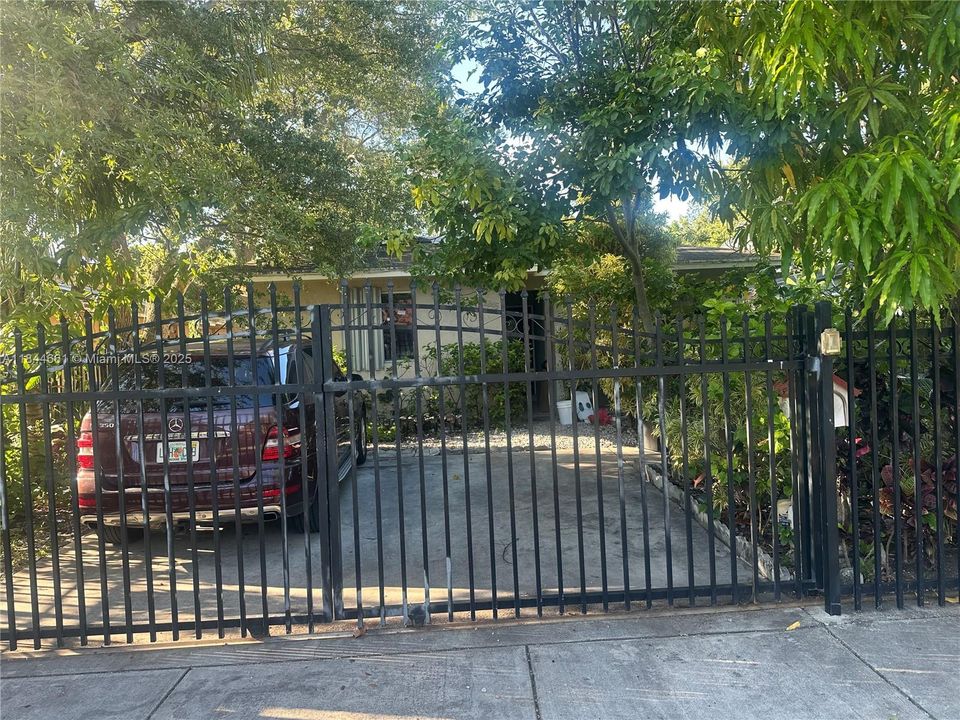En Venta: $499,900 (4 camas, 2 baños, 1376 Pies cuadrados)