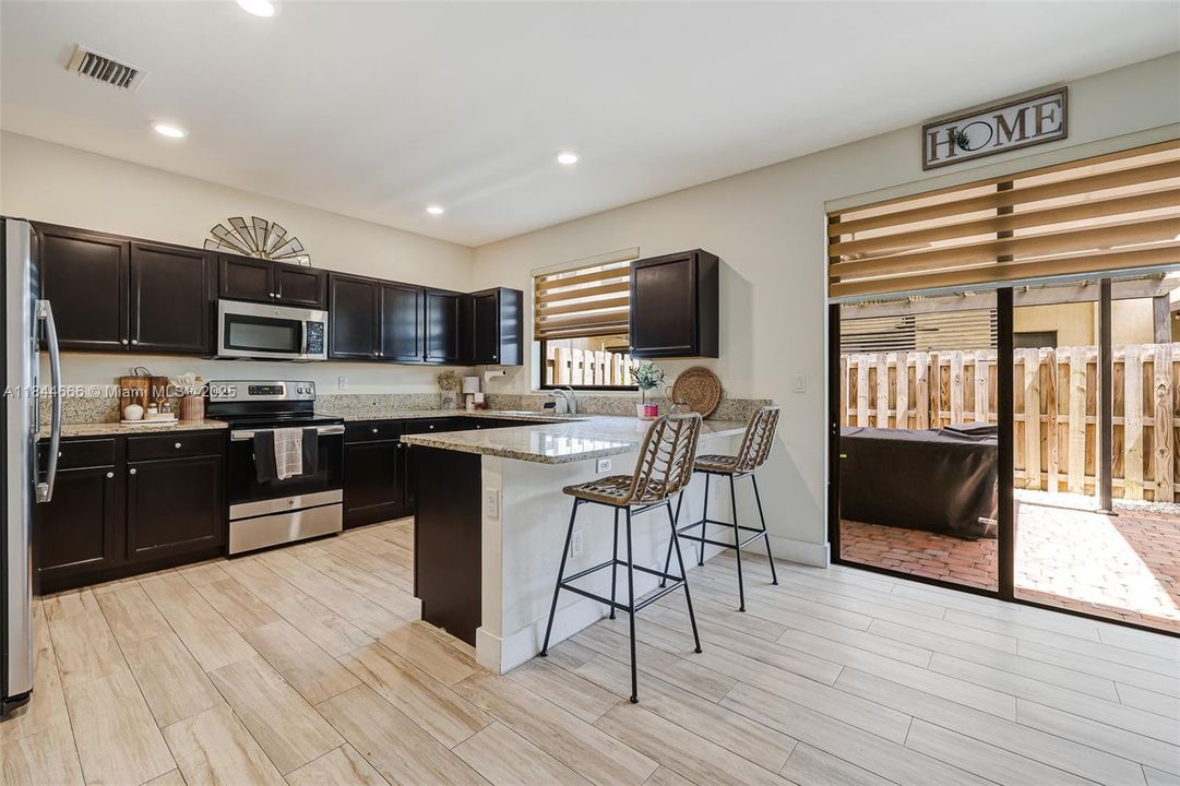Vendido Recientemente: $405,000 (3 camas, 2 baños, 1740 Pies cuadrados)