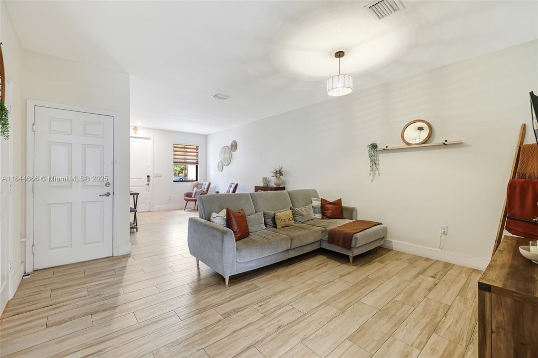Vendido Recientemente: $405,000 (3 camas, 2 baños, 1740 Pies cuadrados)