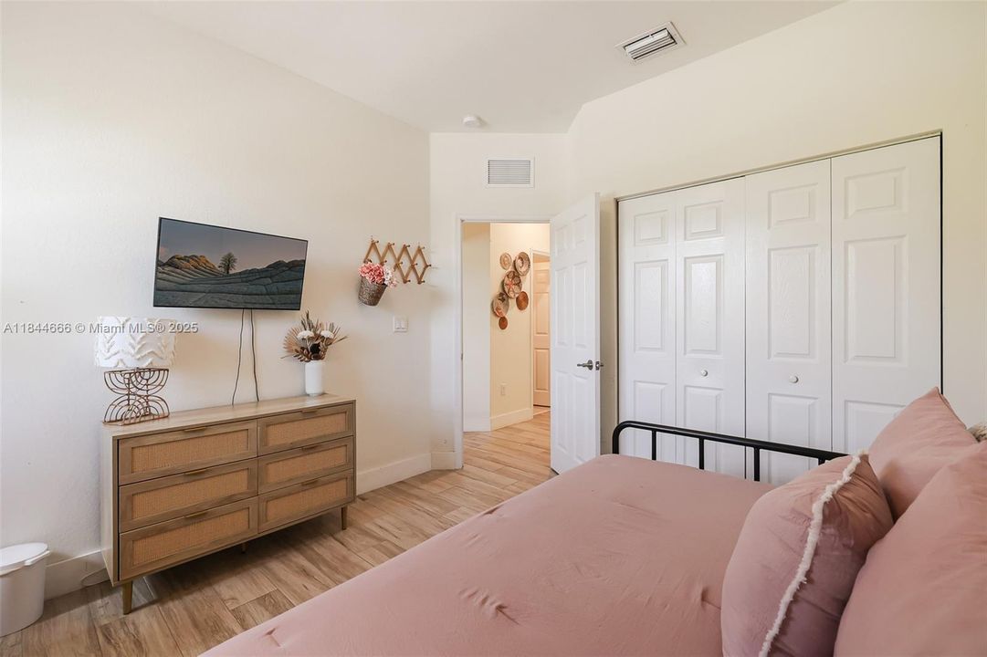 Vendido Recientemente: $405,000 (3 camas, 2 baños, 1740 Pies cuadrados)
