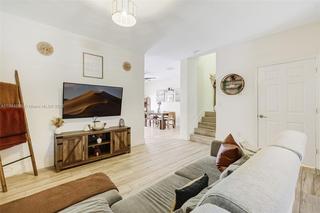 Vendido Recientemente: $405,000 (3 camas, 2 baños, 1740 Pies cuadrados)