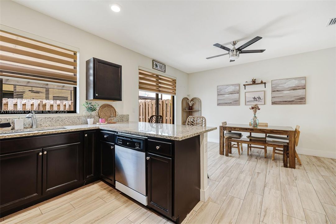 Vendido Recientemente: $405,000 (3 camas, 2 baños, 1740 Pies cuadrados)