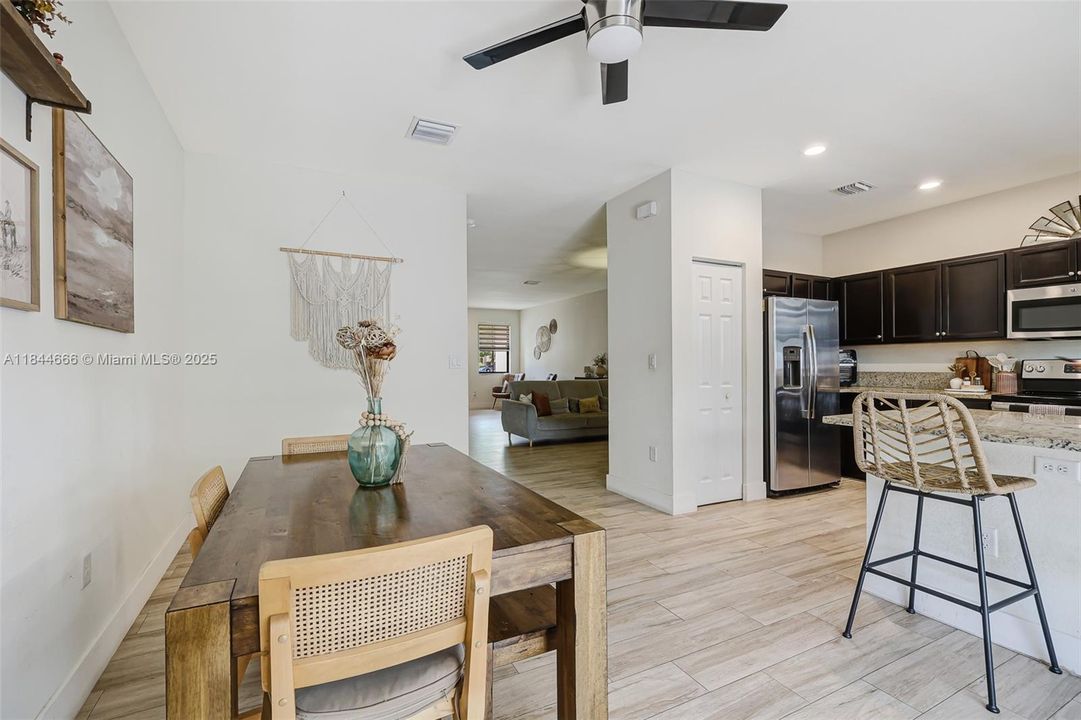 Vendido Recientemente: $405,000 (3 camas, 2 baños, 1740 Pies cuadrados)