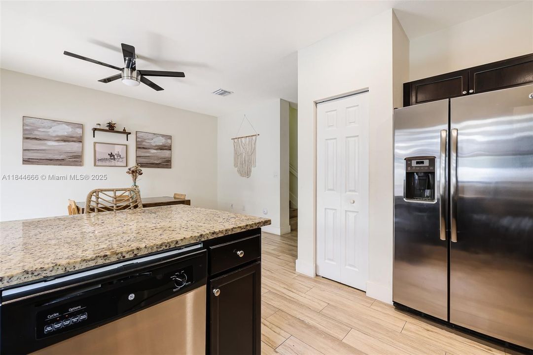Vendido Recientemente: $405,000 (3 camas, 2 baños, 1740 Pies cuadrados)