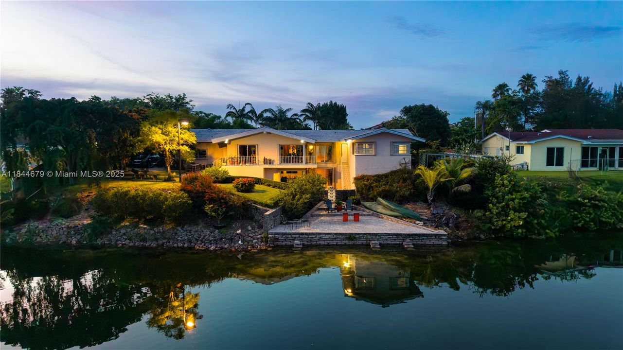 For Sale: $1,595,000 (3 beds, 2 baths, 2468 Square Feet)