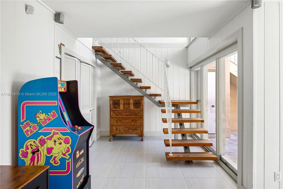 For Sale: $1,595,000 (3 beds, 2 baths, 2468 Square Feet)