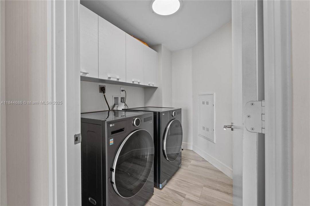 For Sale: $1,500,000 (3 beds, 3 baths, 1892 Square Feet)