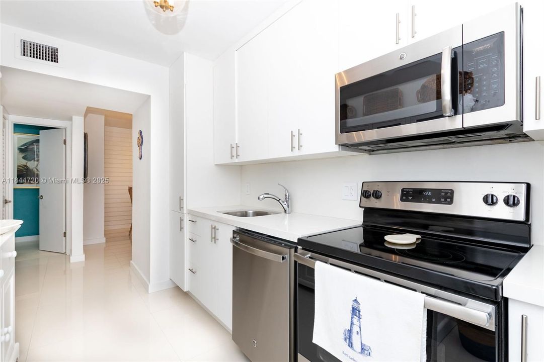 For Sale: $550,000 (1 beds, 1 baths, 744 Square Feet)