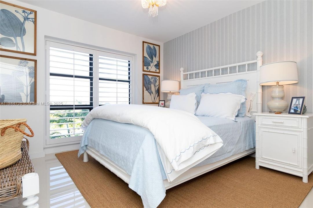 For Sale: $550,000 (1 beds, 1 baths, 744 Square Feet)