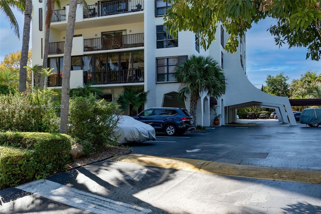 For Sale: $550,000 (1 beds, 1 baths, 744 Square Feet)