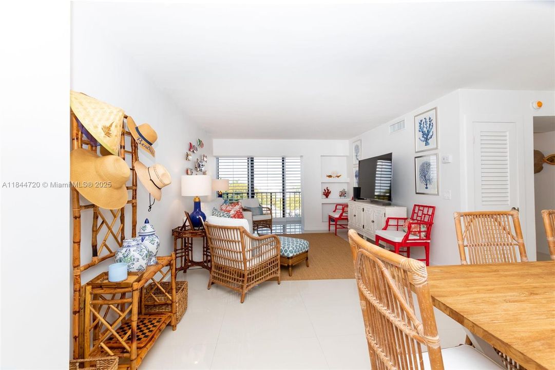 For Sale: $550,000 (1 beds, 1 baths, 744 Square Feet)