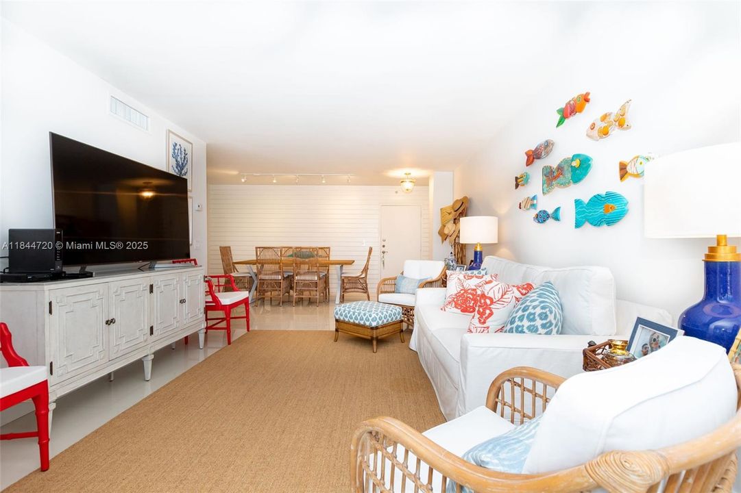 For Sale: $550,000 (1 beds, 1 baths, 744 Square Feet)