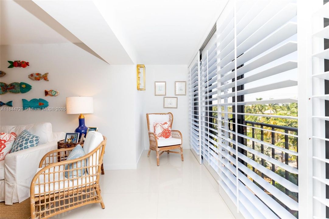 For Sale: $550,000 (1 beds, 1 baths, 744 Square Feet)