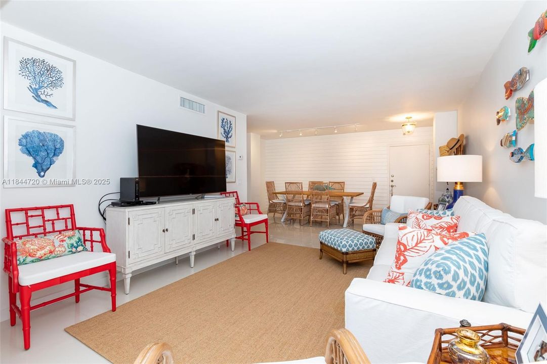 For Sale: $550,000 (1 beds, 1 baths, 744 Square Feet)