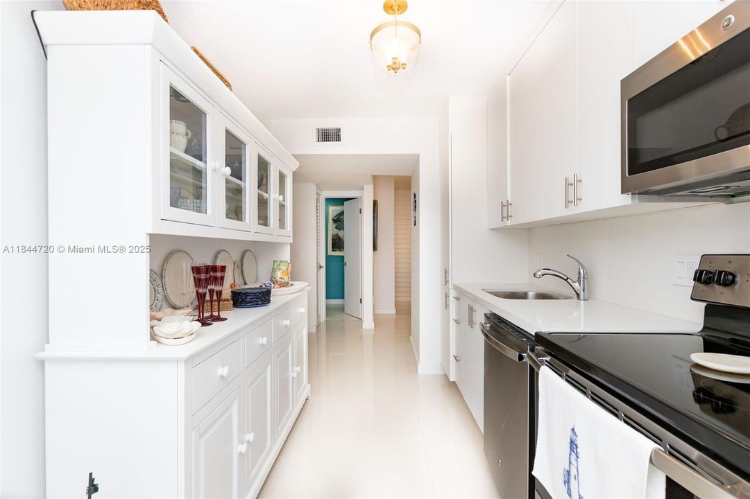 For Sale: $550,000 (1 beds, 1 baths, 744 Square Feet)