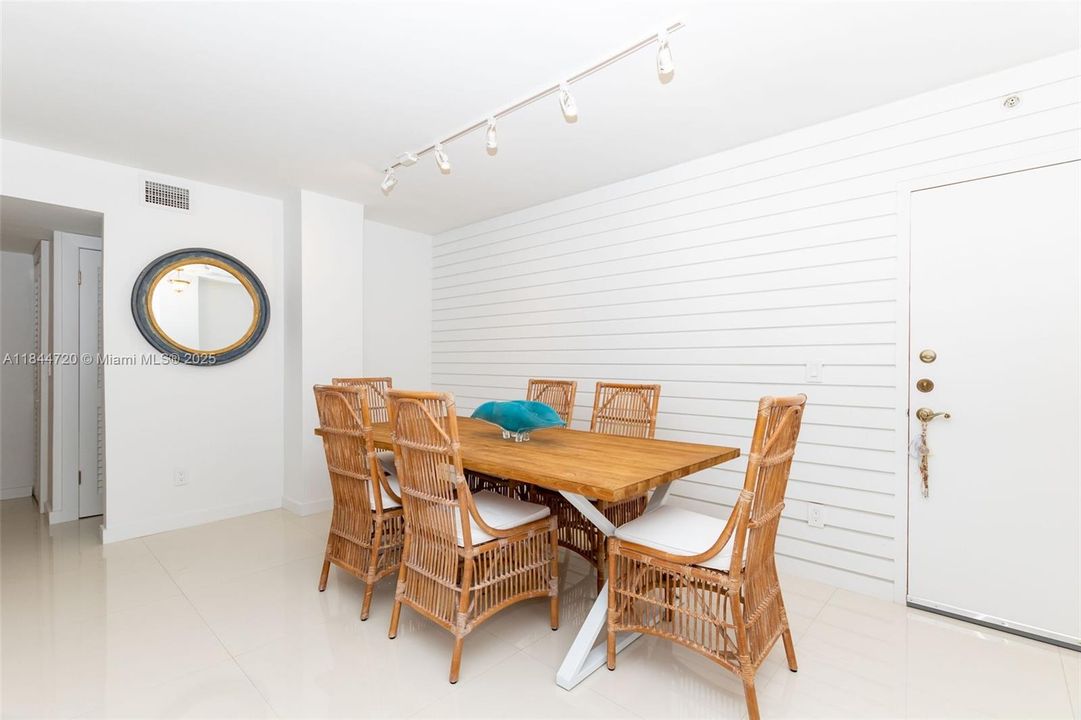 For Sale: $550,000 (1 beds, 1 baths, 744 Square Feet)