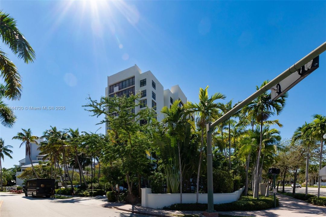 For Sale: $550,000 (1 beds, 1 baths, 744 Square Feet)