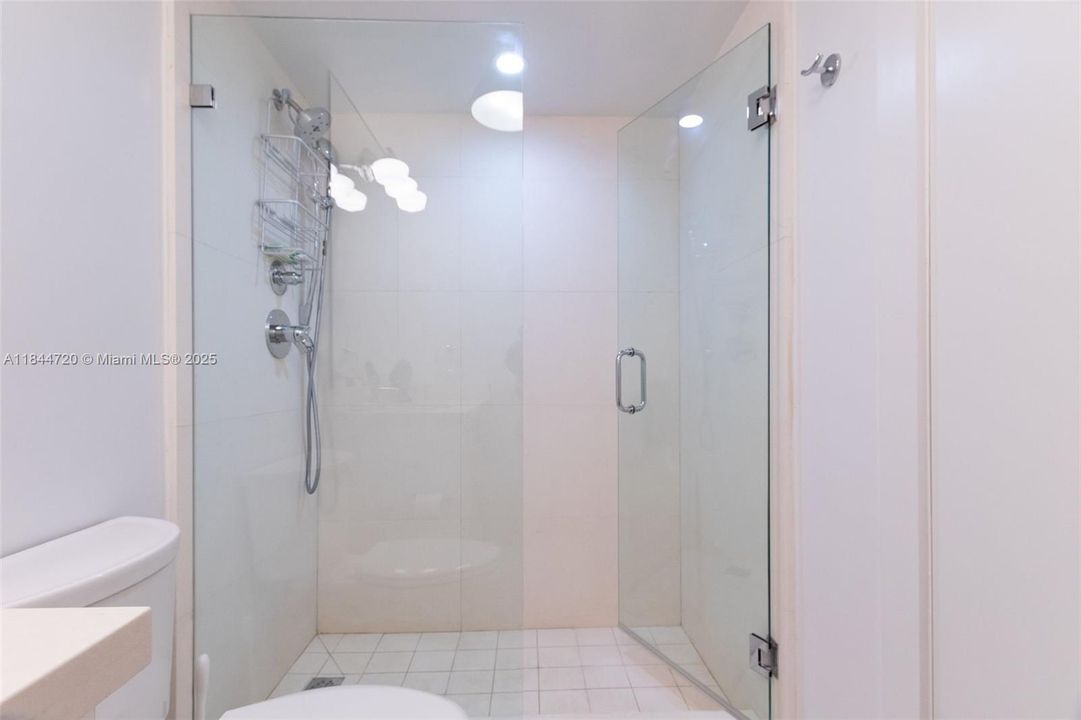 For Sale: $550,000 (1 beds, 1 baths, 744 Square Feet)