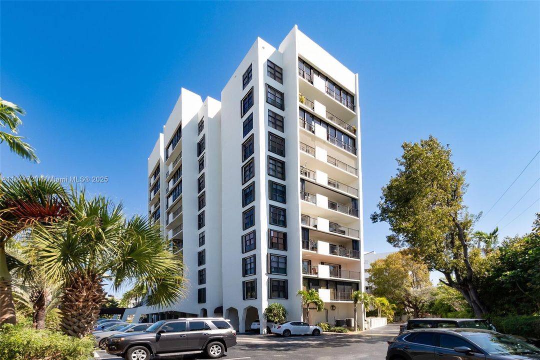 For Sale: $550,000 (1 beds, 1 baths, 744 Square Feet)