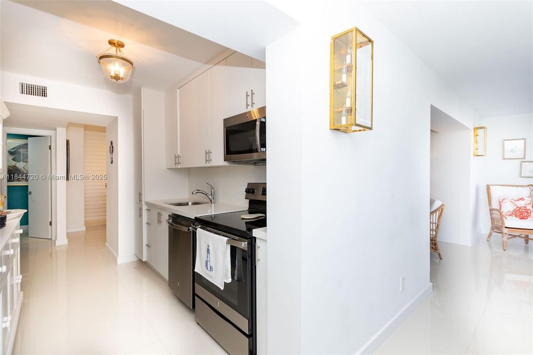 For Sale: $550,000 (1 beds, 1 baths, 744 Square Feet)