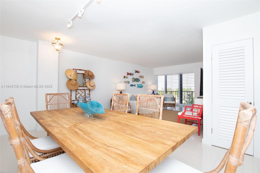 For Sale: $550,000 (1 beds, 1 baths, 744 Square Feet)