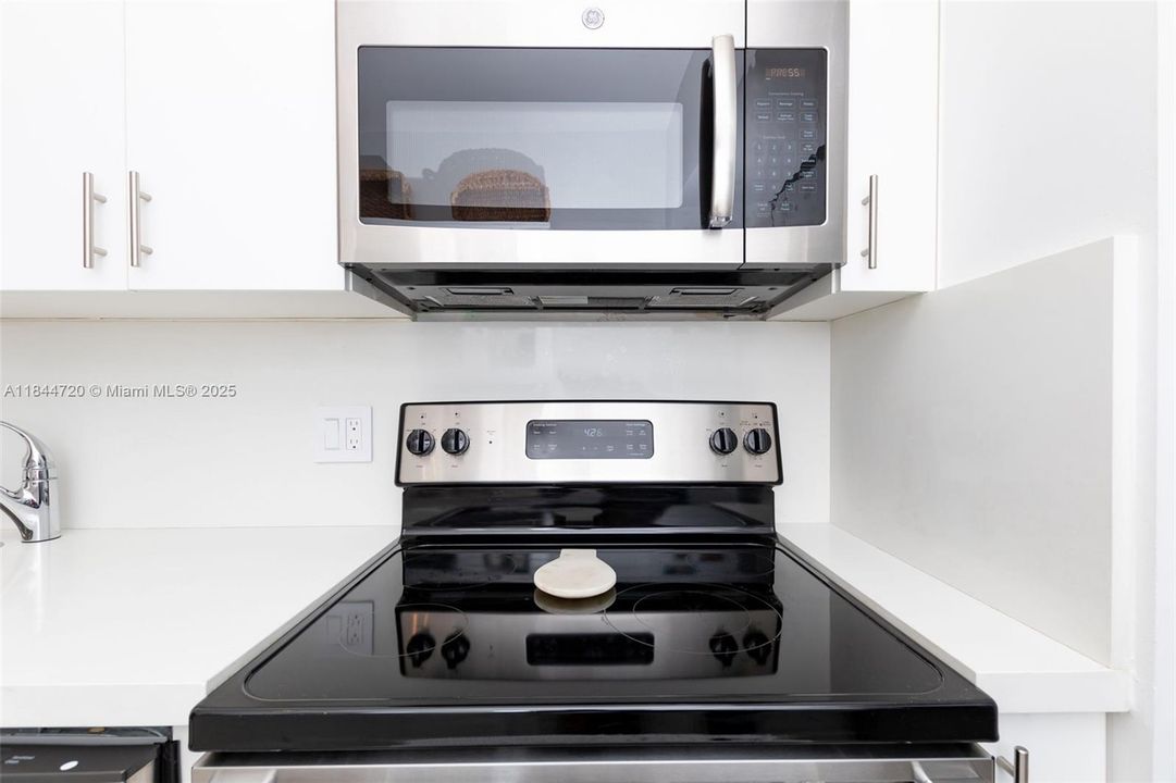 For Sale: $550,000 (1 beds, 1 baths, 744 Square Feet)