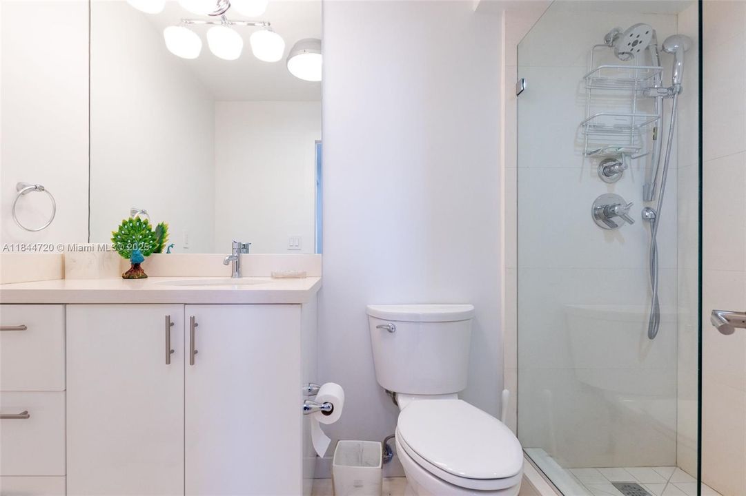 For Sale: $550,000 (1 beds, 1 baths, 744 Square Feet)