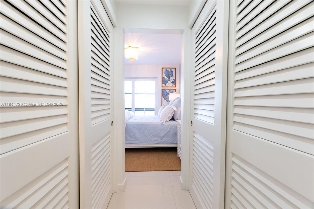 For Sale: $550,000 (1 beds, 1 baths, 744 Square Feet)