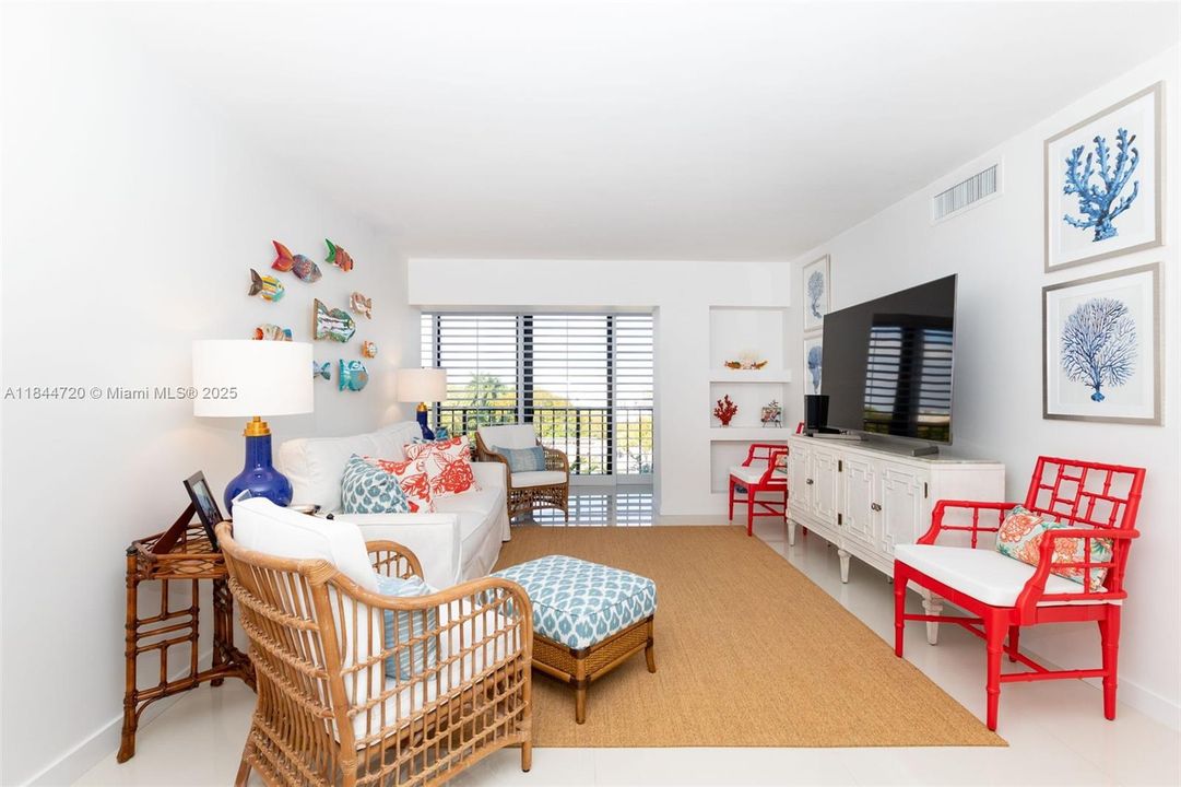 For Sale: $550,000 (1 beds, 1 baths, 744 Square Feet)