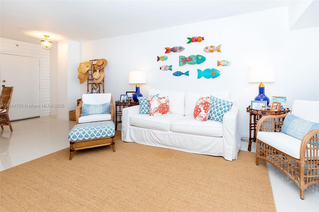 For Sale: $550,000 (1 beds, 1 baths, 744 Square Feet)