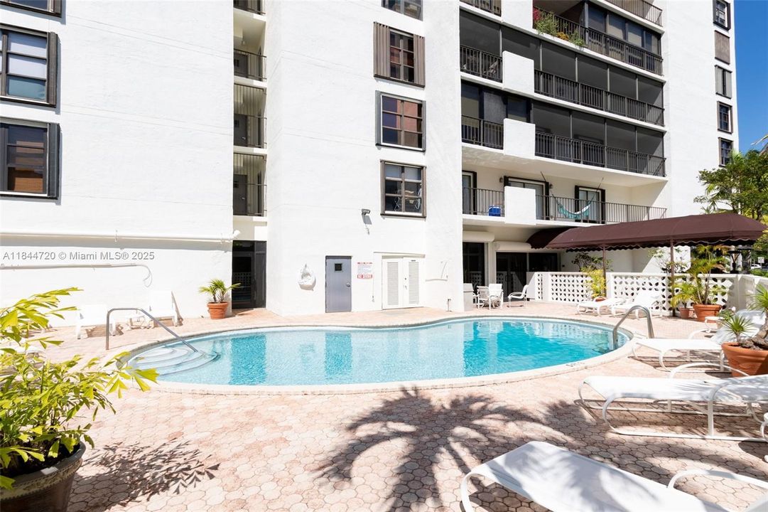 For Sale: $550,000 (1 beds, 1 baths, 744 Square Feet)