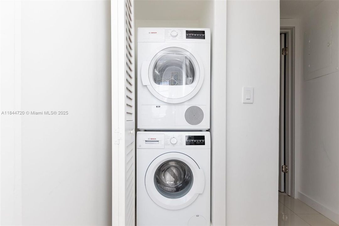 For Sale: $550,000 (1 beds, 1 baths, 744 Square Feet)